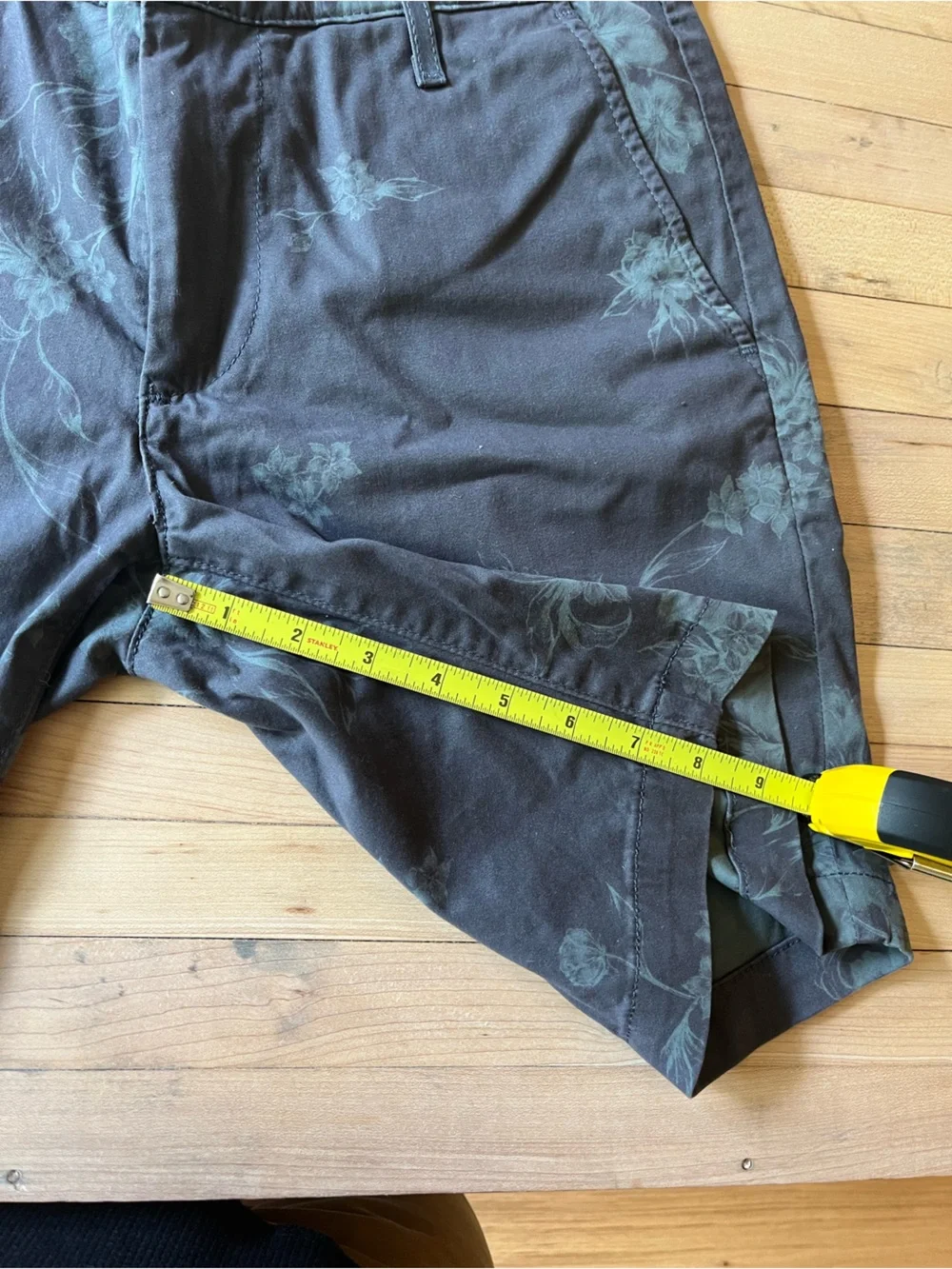 AG grey wanderer shorts w/ tropical print size 30 - Picture 5 of 8